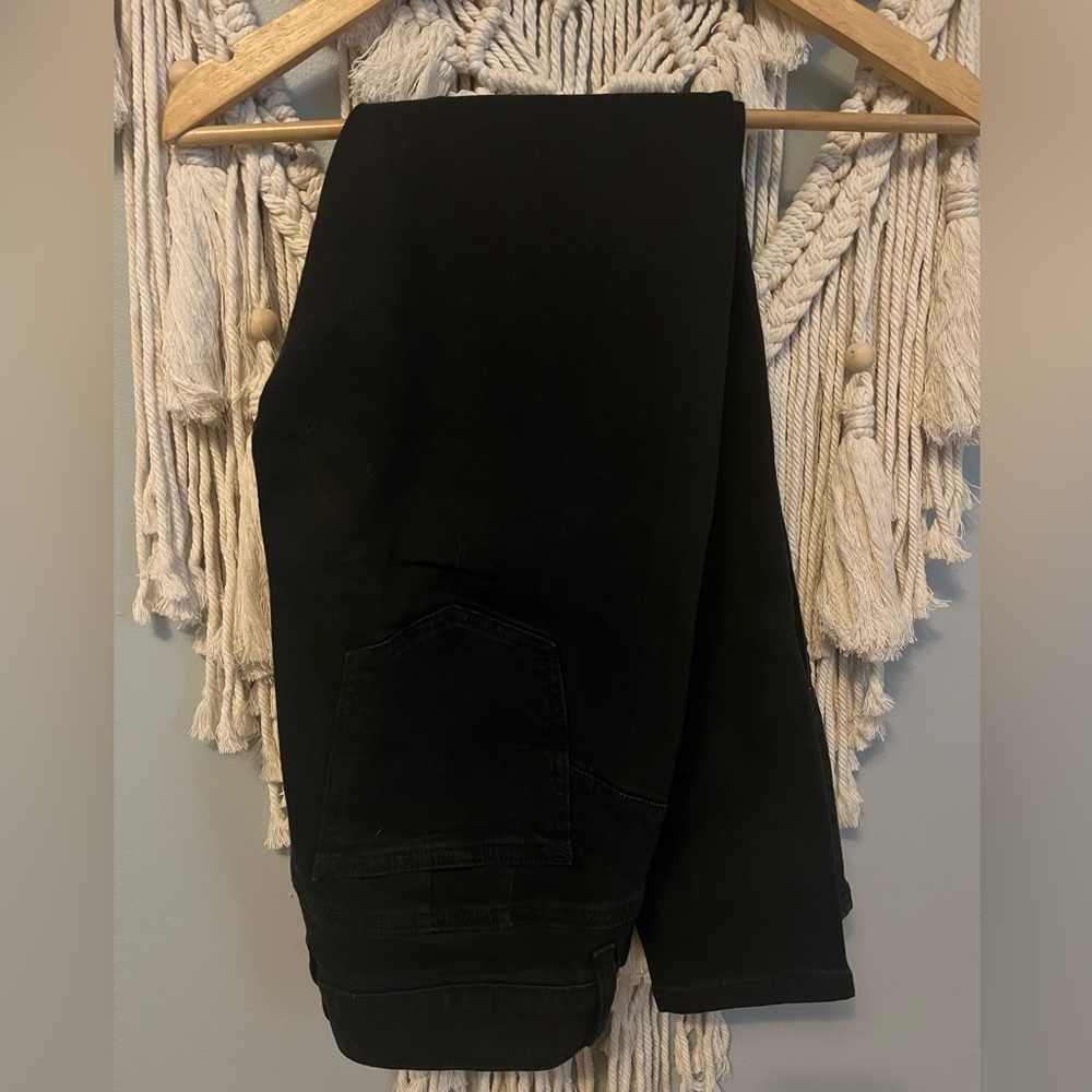 NWT Torrid Bombshell Skinny Black Distressed Jean